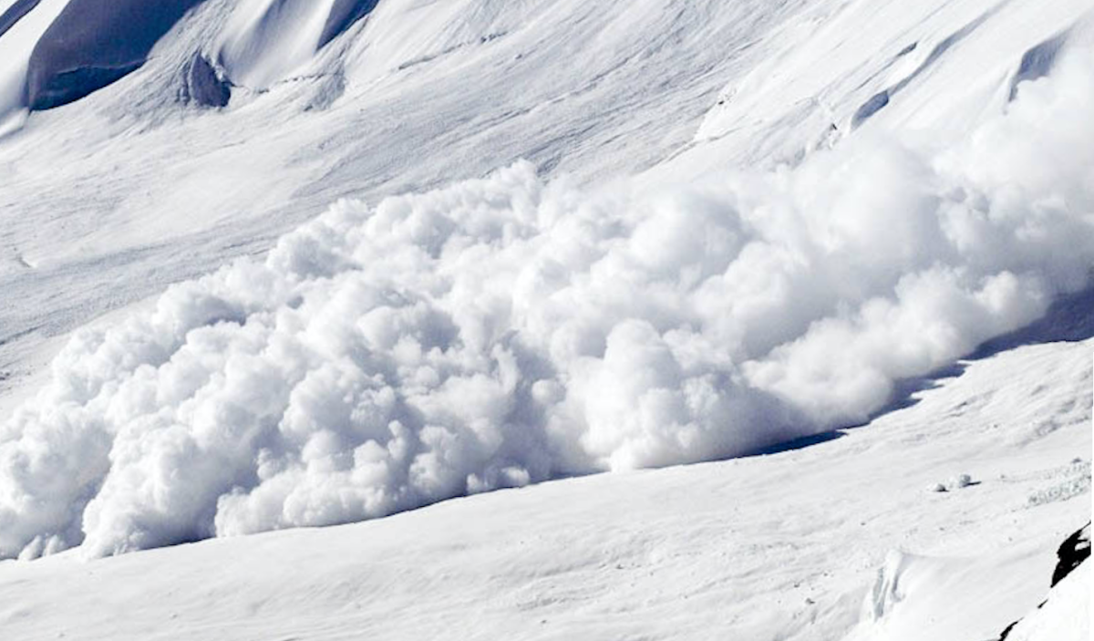 Снежная лавина на белом фоне