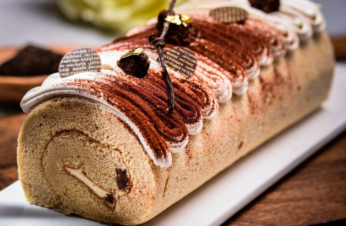 Бисквитное пирожное «рулет трюфельный».