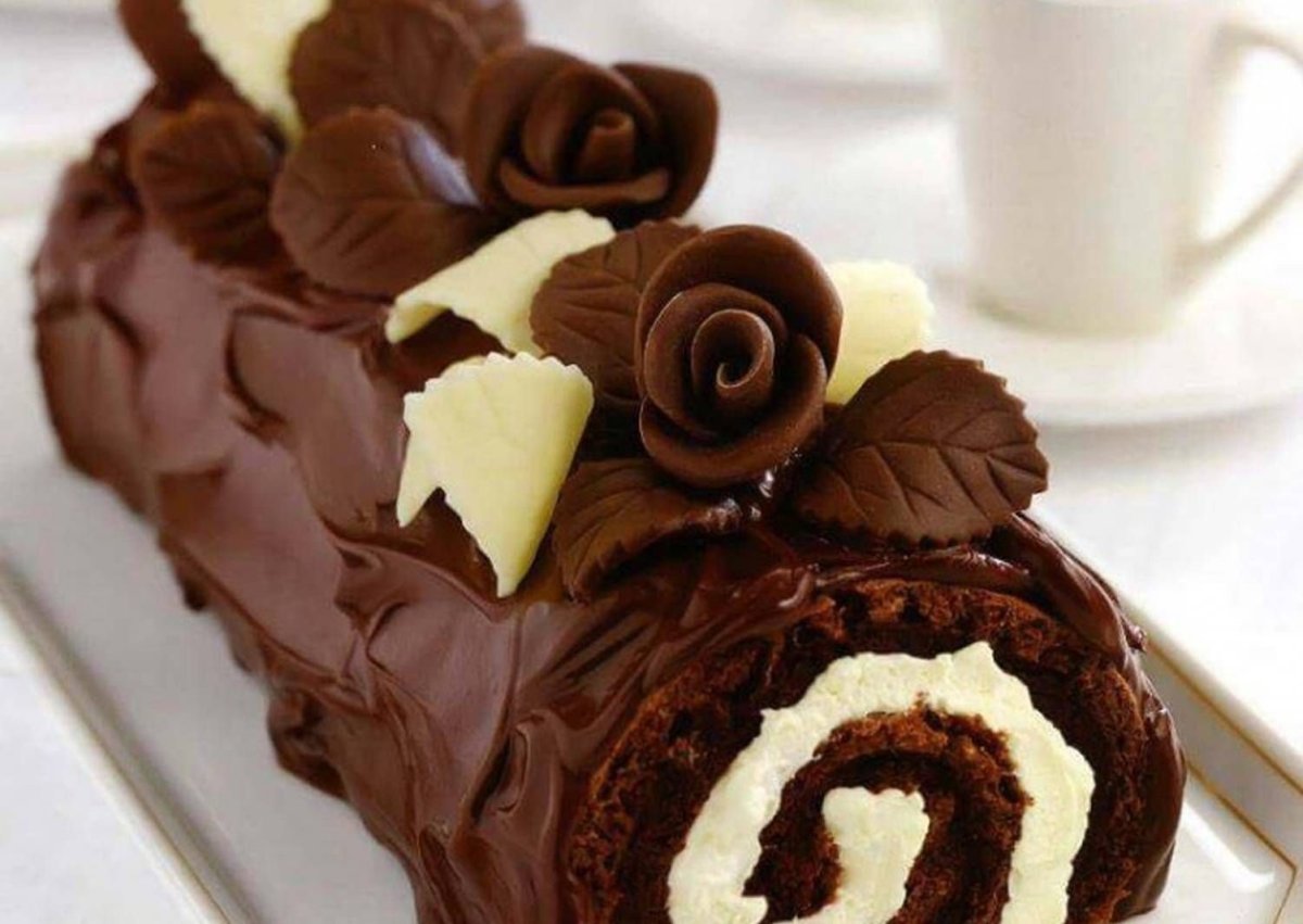 Бисквитное пирожное «рулет трюфельный».