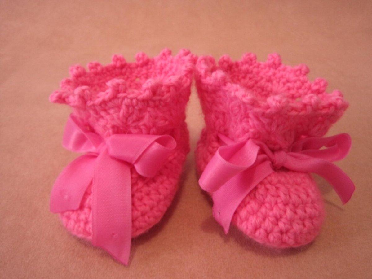 Вязаные пинетки и чепчики для новорожденных