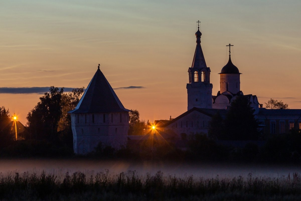 Спасо-Прилуцкий монастырь на закате