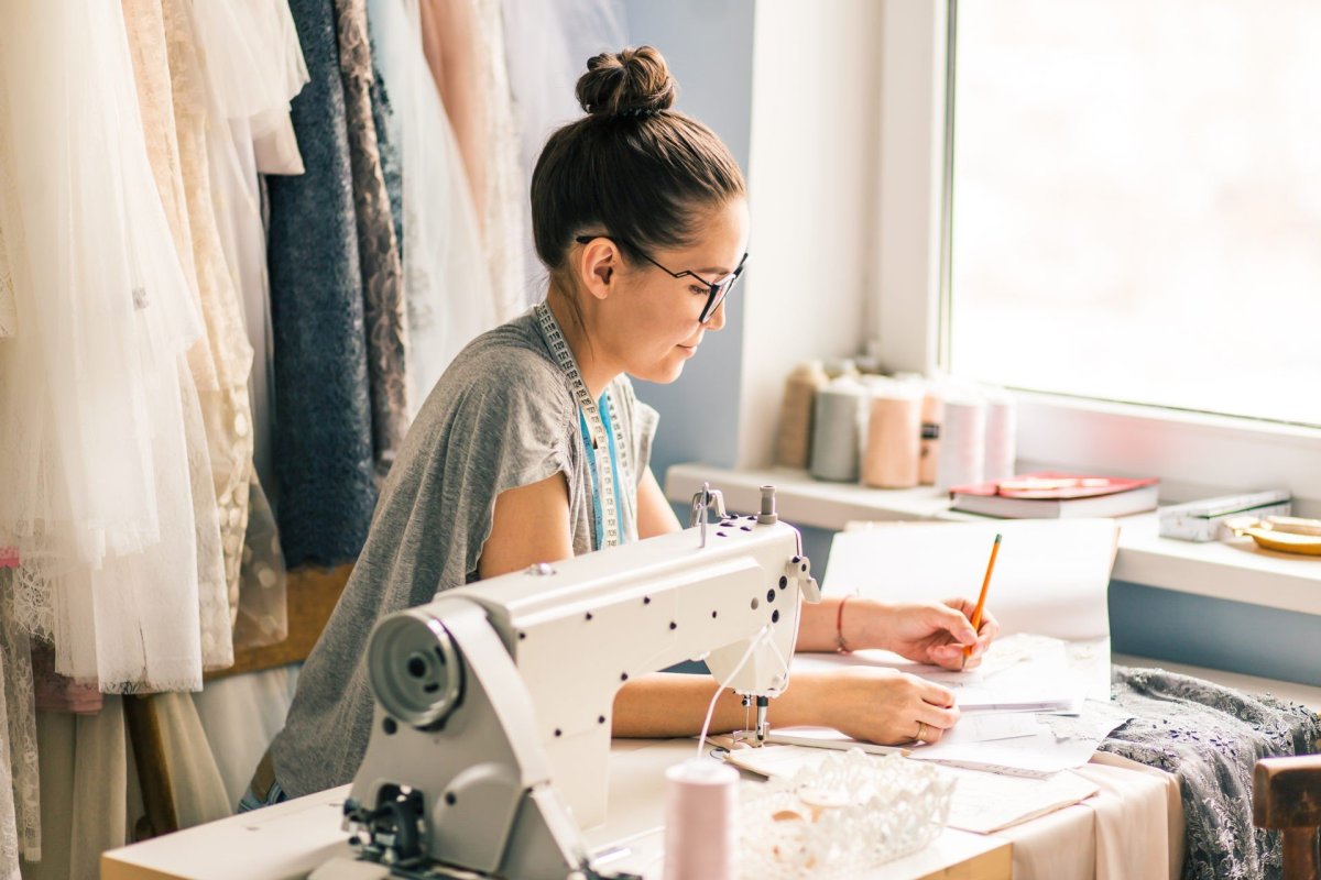Швея в ателье