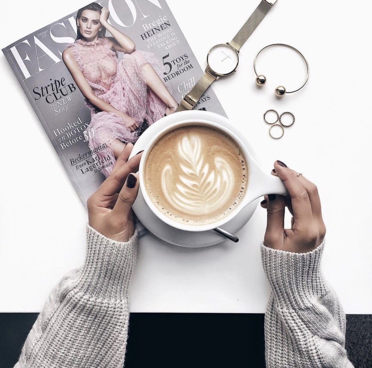 Чашка кофе и журнал