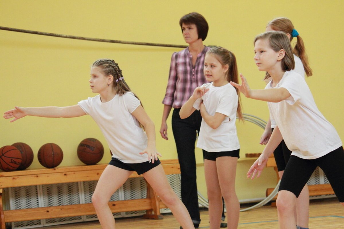 Дети занимаются спортом для детей