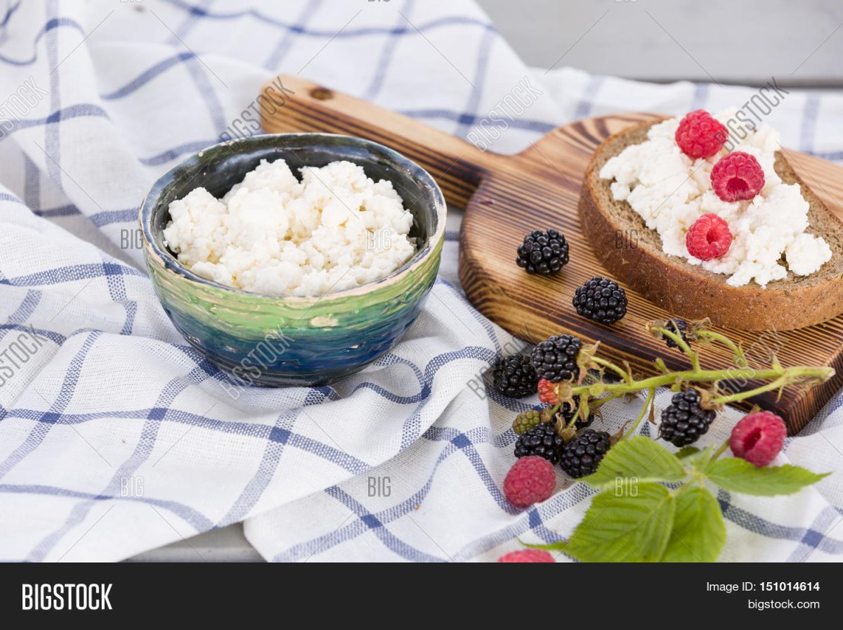 Творог с ягодами вид сверху