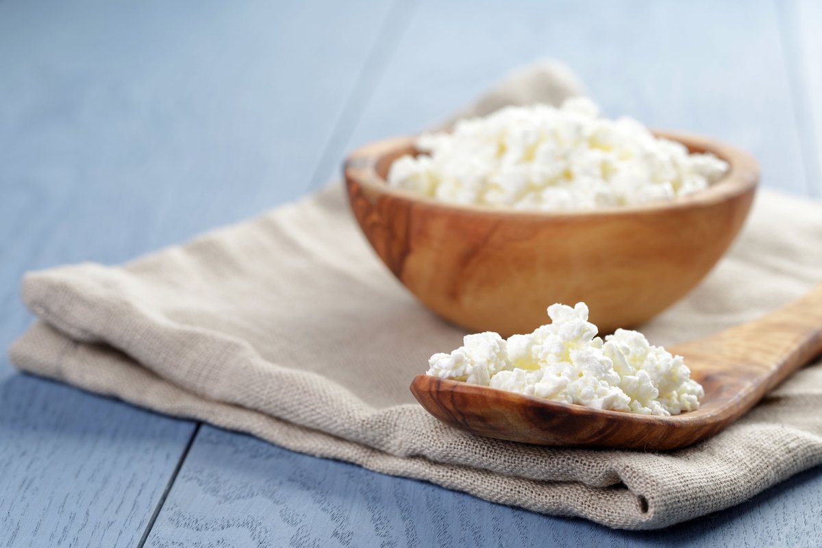 Творог мягкий в тарелке