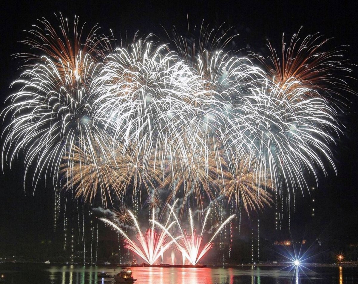 Салют сердечками