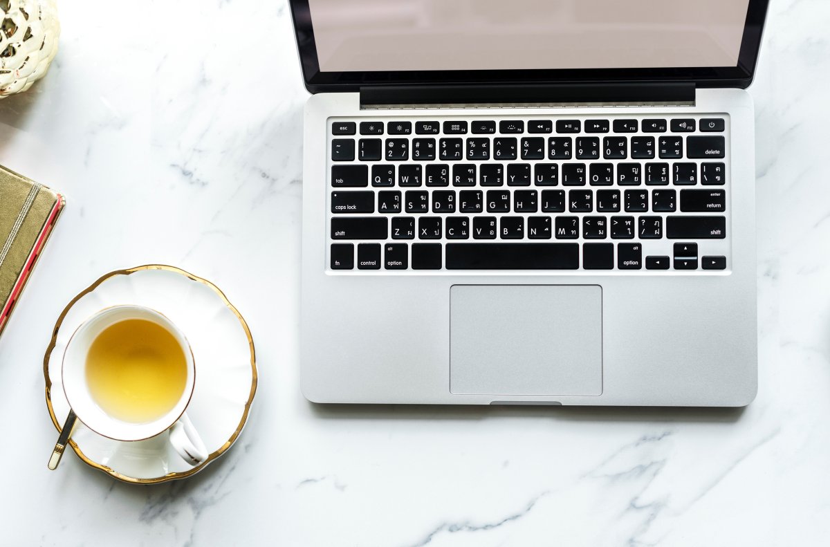 Ноутбук и чашка