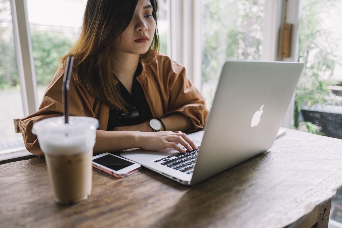 Девушка за ноутбуком