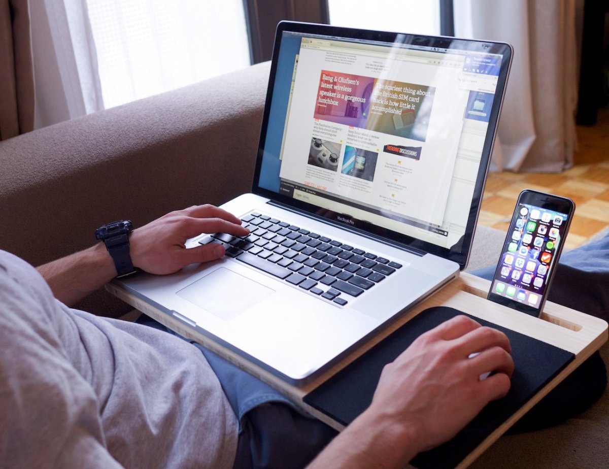 Ноутбук лежит гаджеты