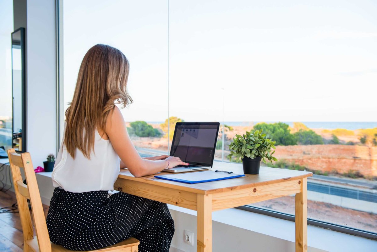 Девушка сидит за компьютером