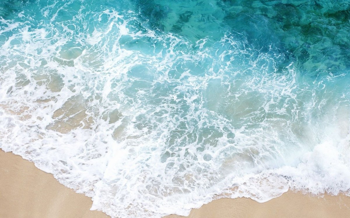 Мыльная пена на белом фоне