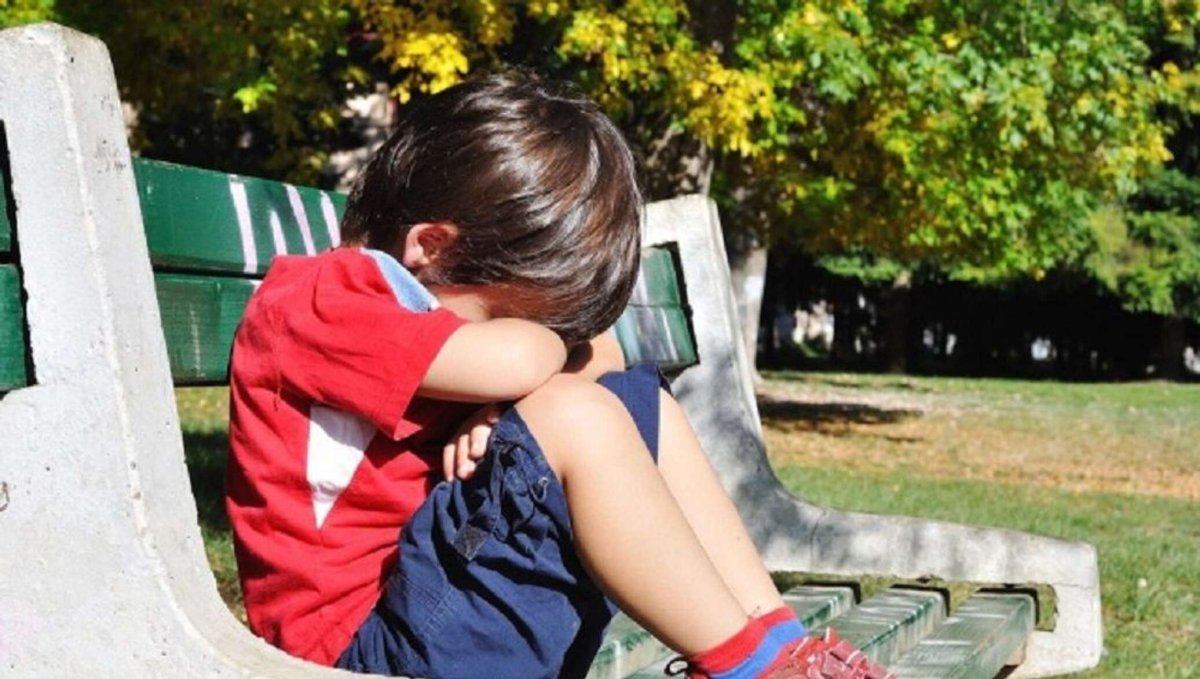 Грустные дети в парке