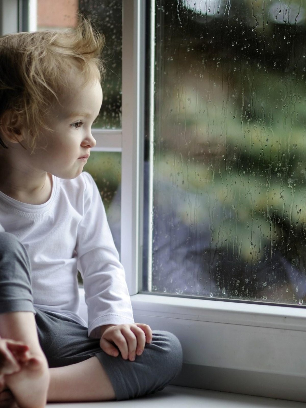 Ребенок у окна