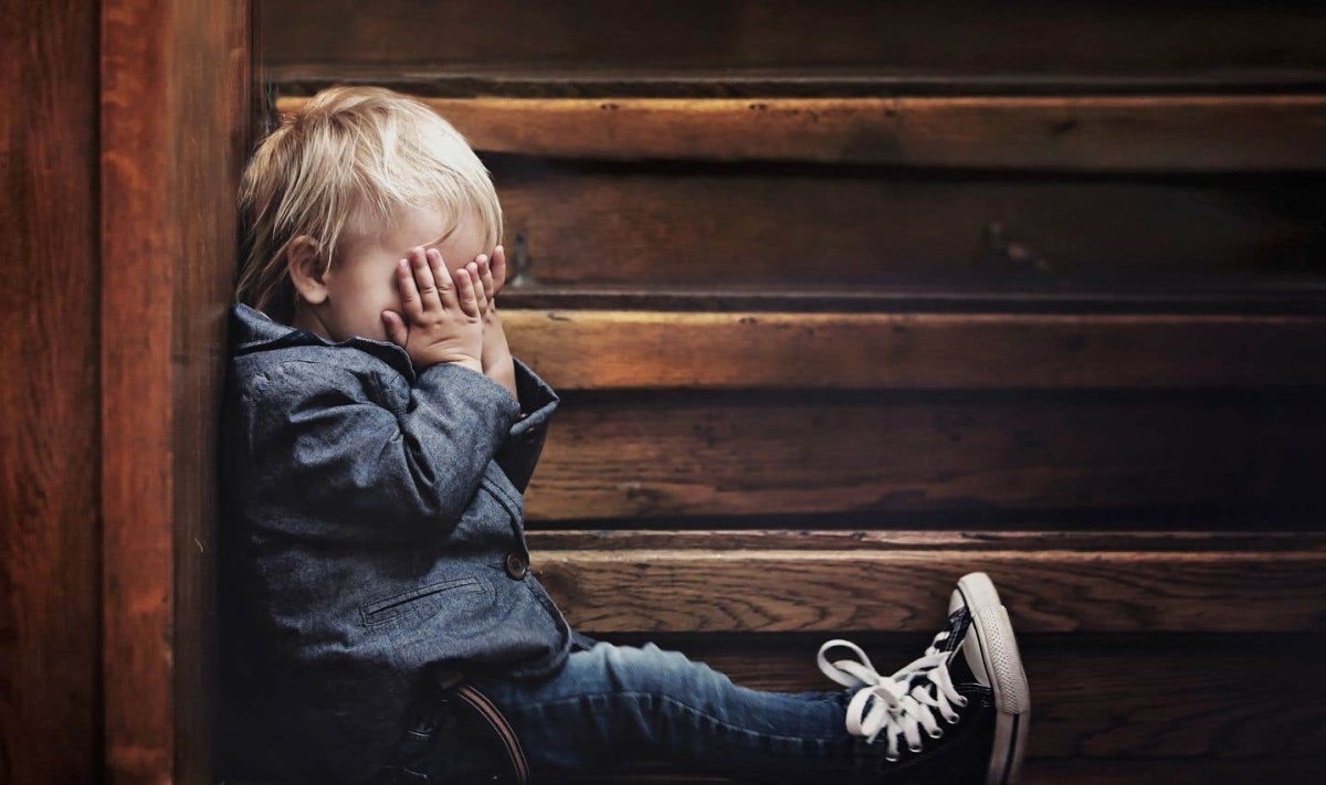 Младенец грустит