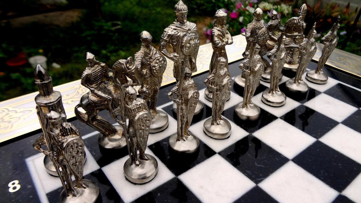 Шахматные фигуры ферзь и Ладья