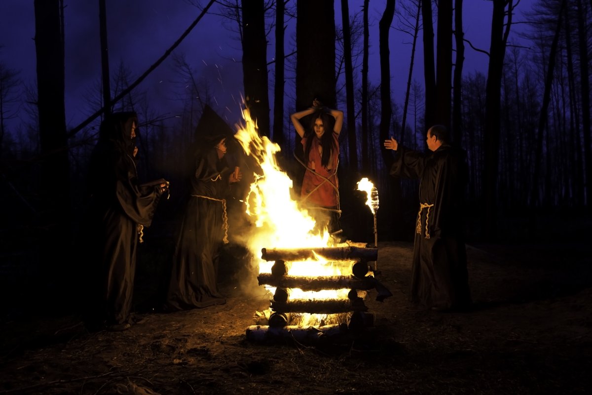 Девушка в горящем доме