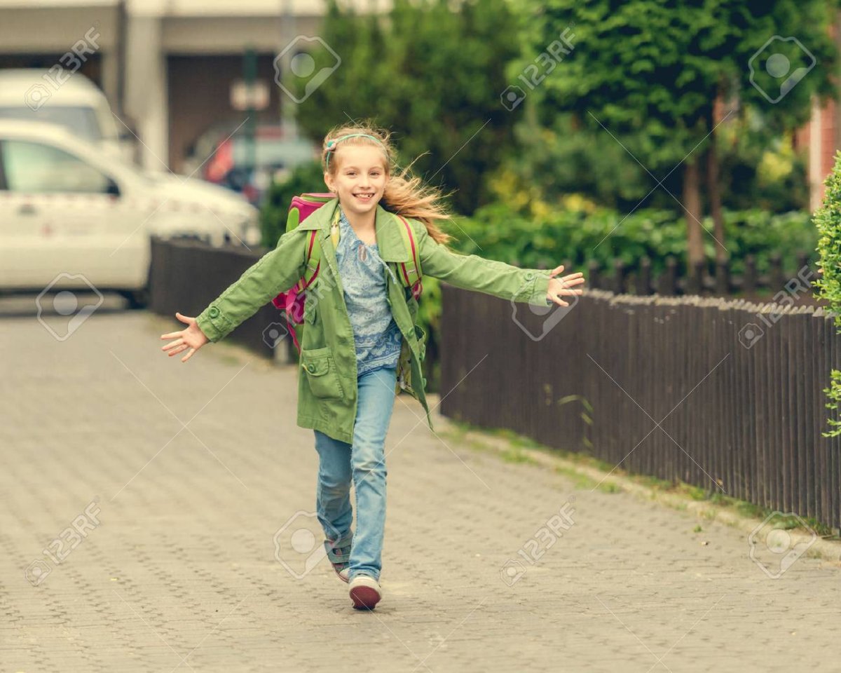 Девочка идет