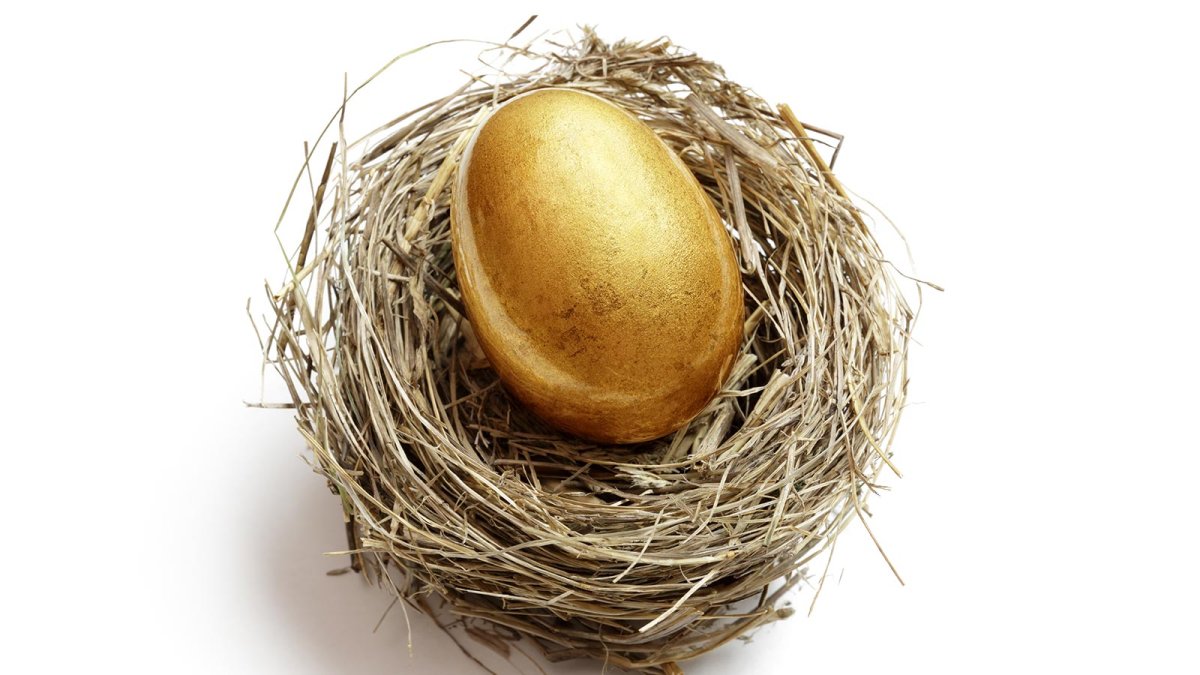 Яйца пасхальные золотые белом фоне