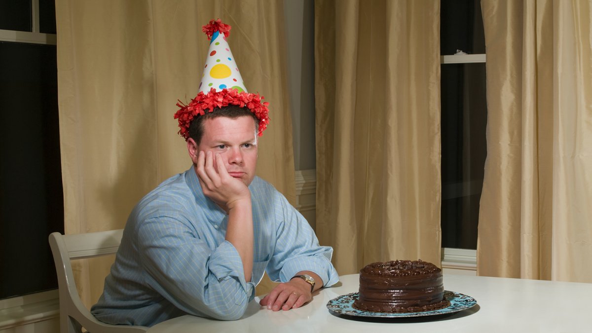 Грустный кот именинник