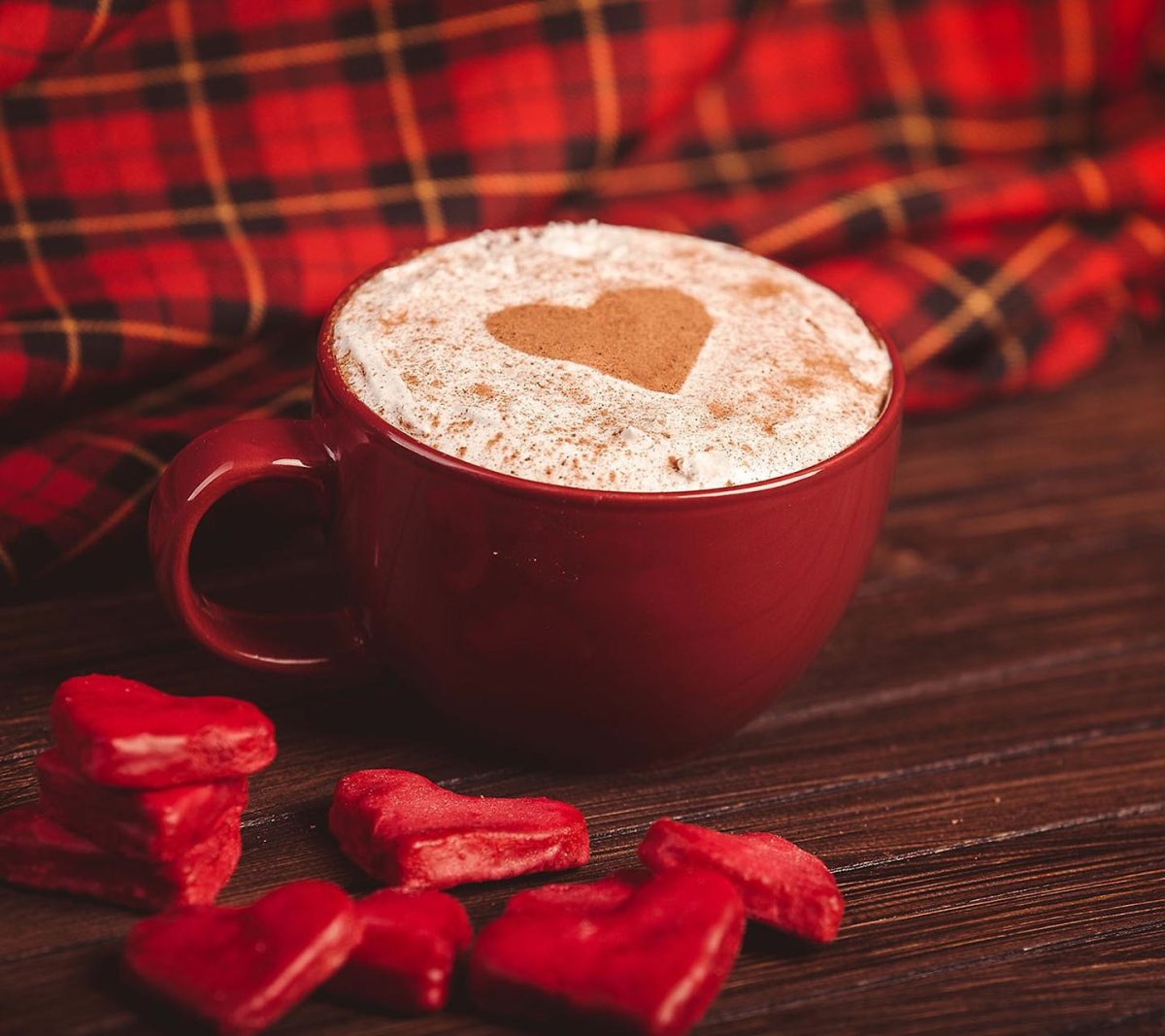 Красная чашка кофе