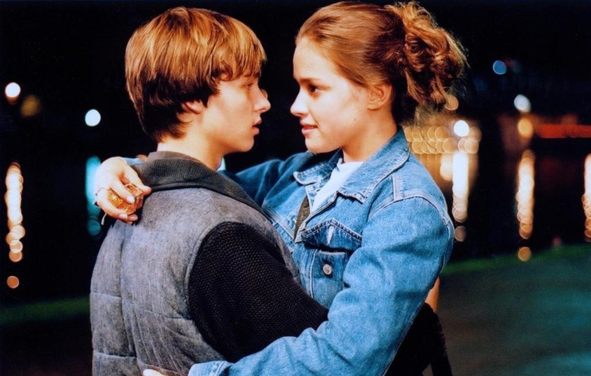 Испуганная девушка убегает рисунок