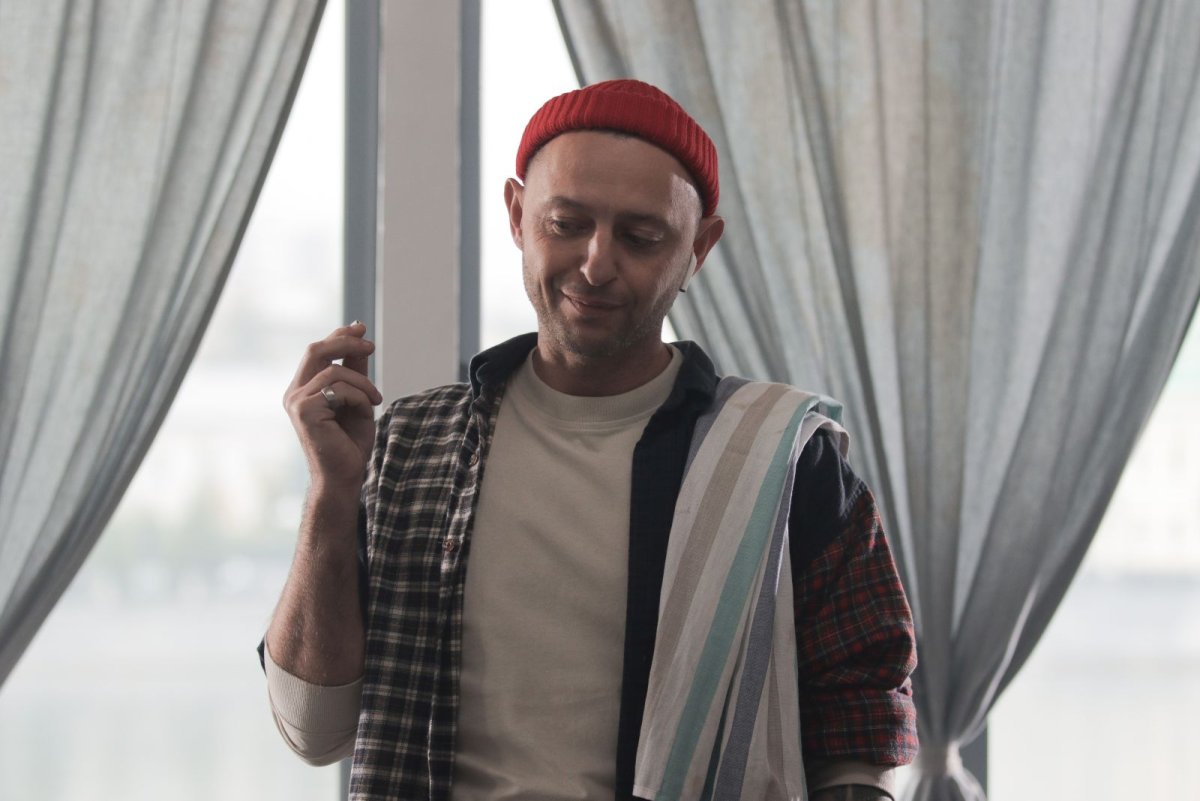 Человек бьется головой об стену