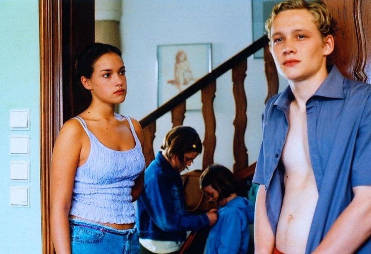 Мальчик убегает в лесу мультяшный