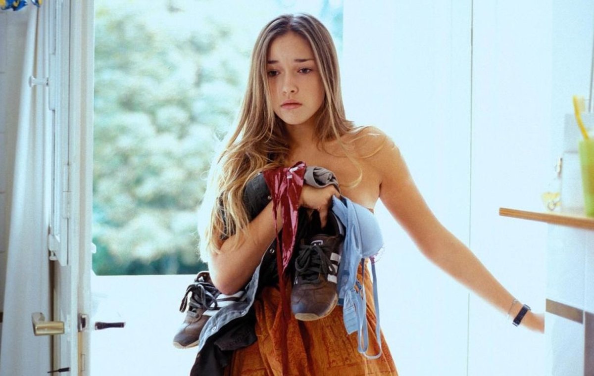 Мужчина бежит с чемоданом