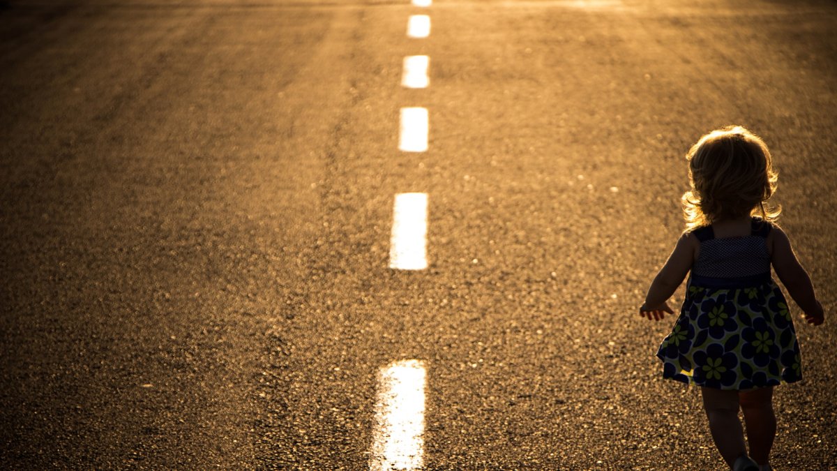 Девочка на дороге