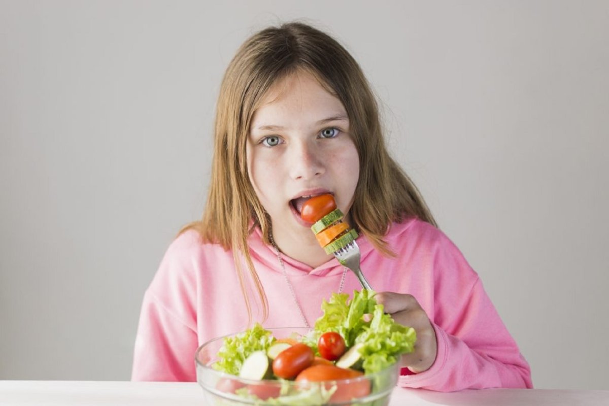 Девочка ест