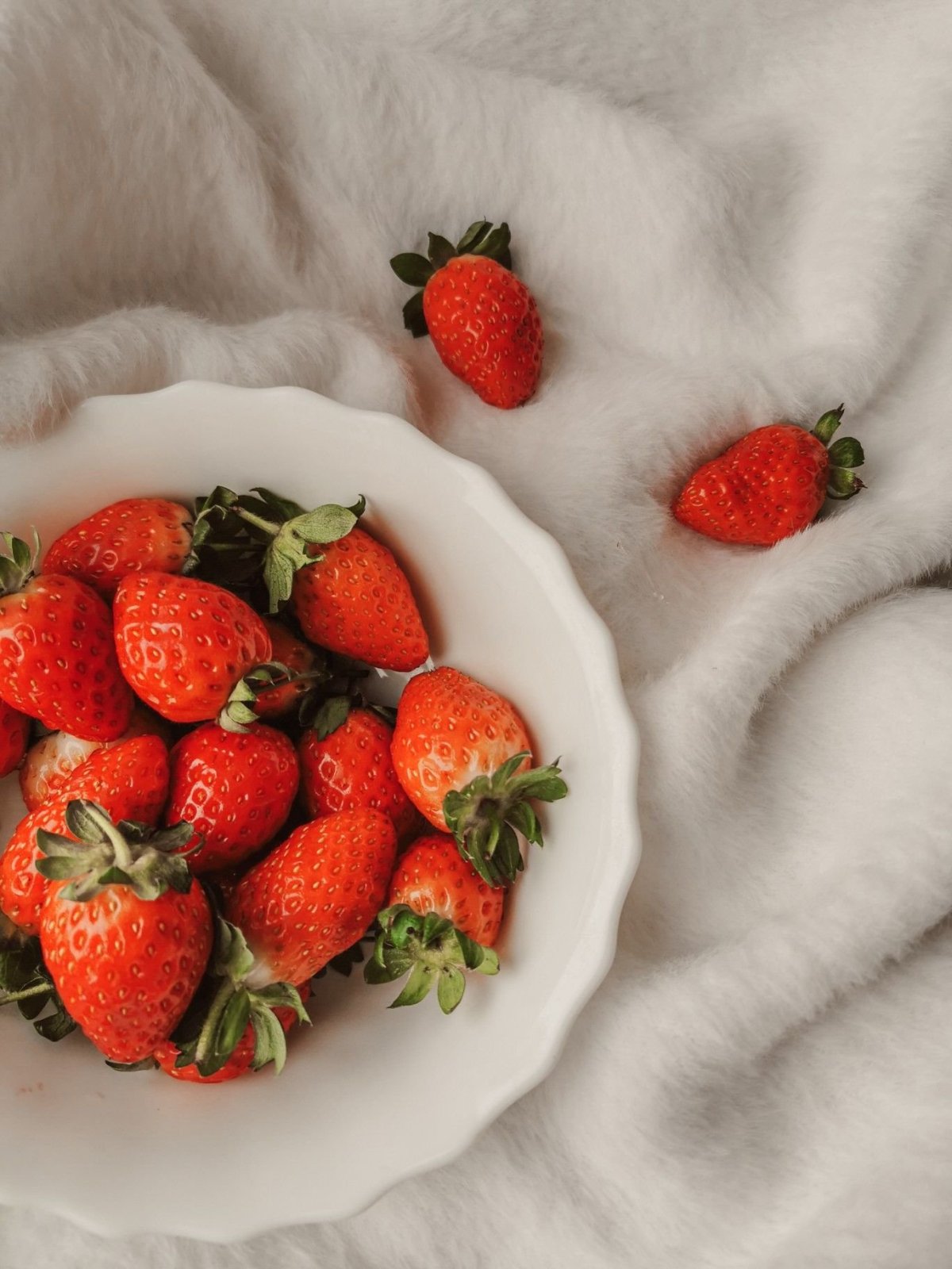 Клубника на тарелке красиво