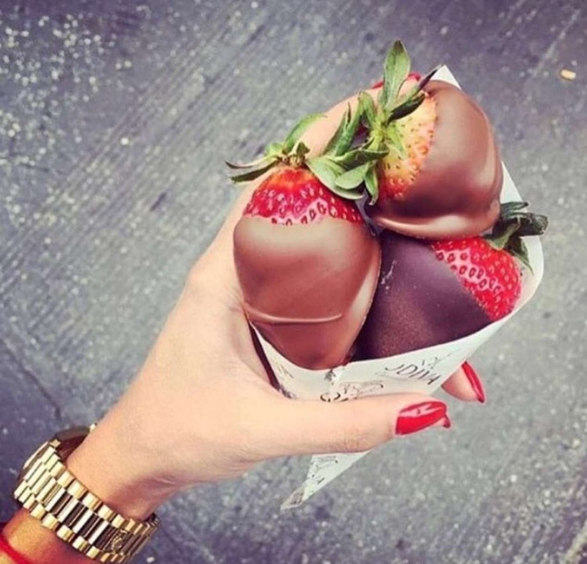 Фотосессия с клубникой в шоколаде