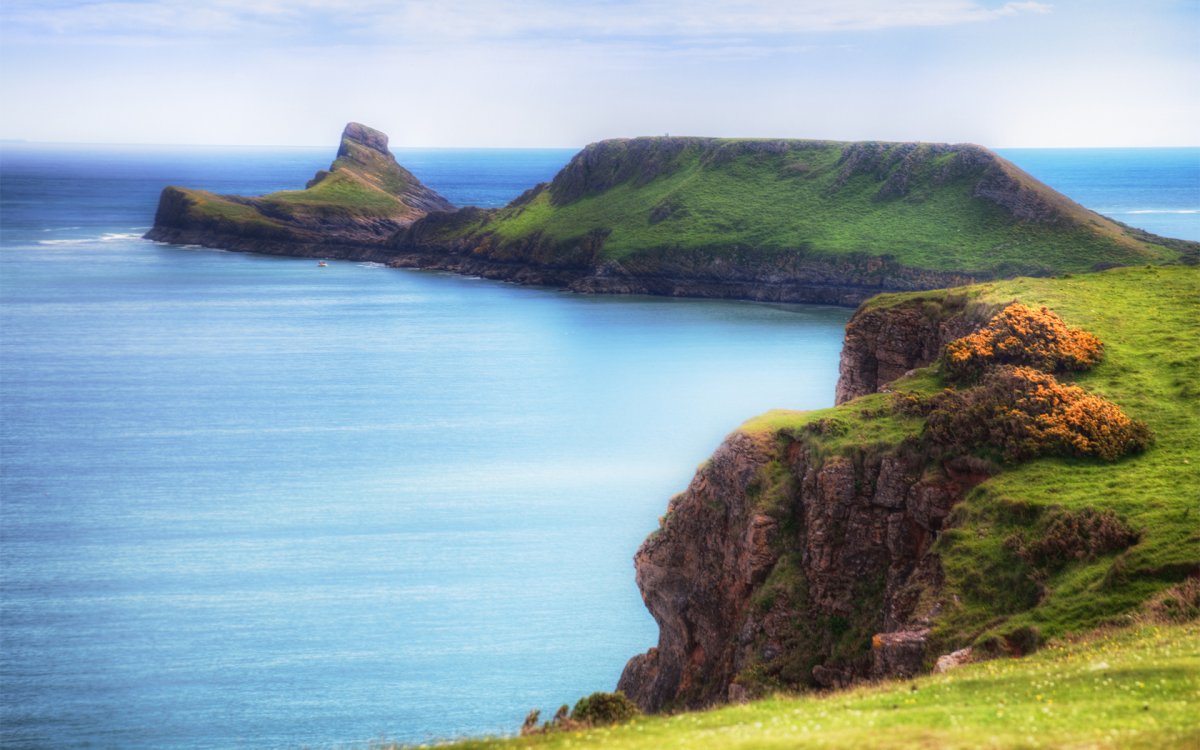 Обрывистый берег моря