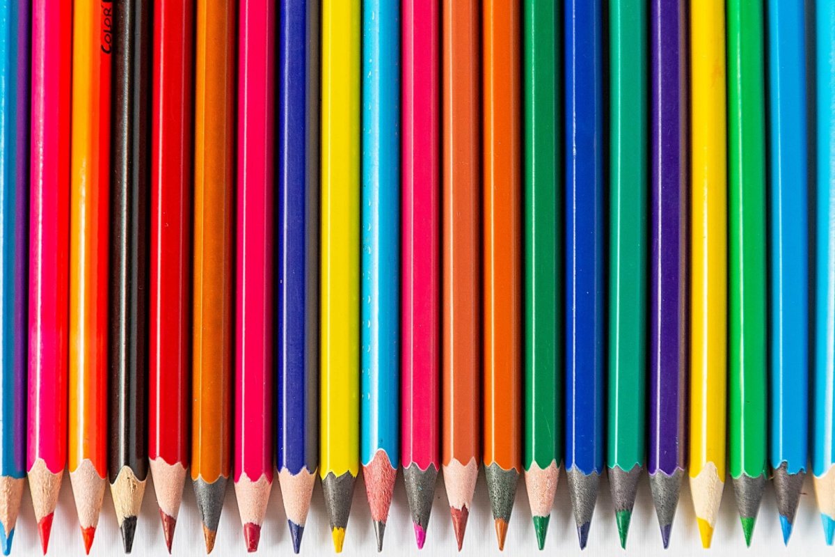 Много цветных карандашей
