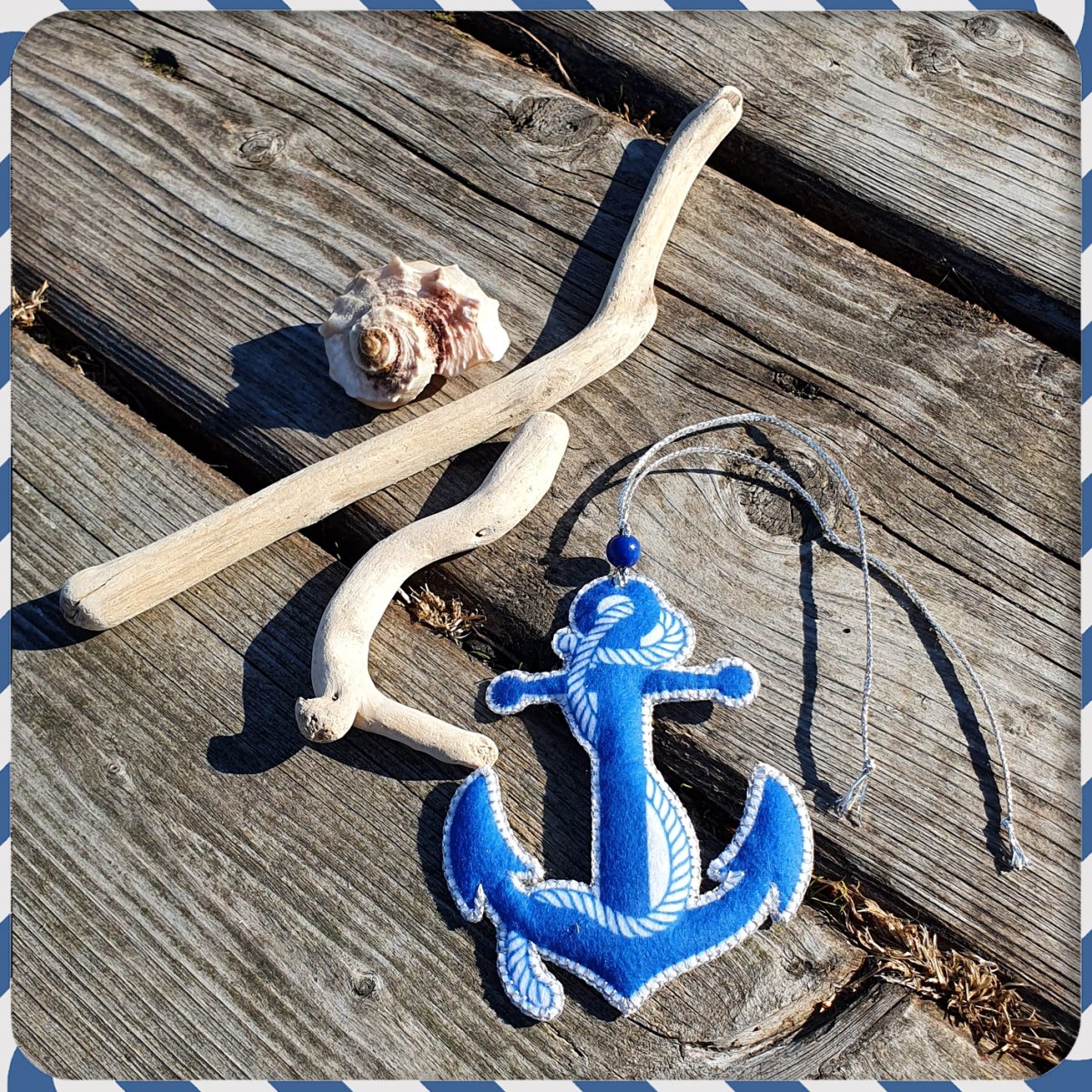 Якорь на форме у моряков