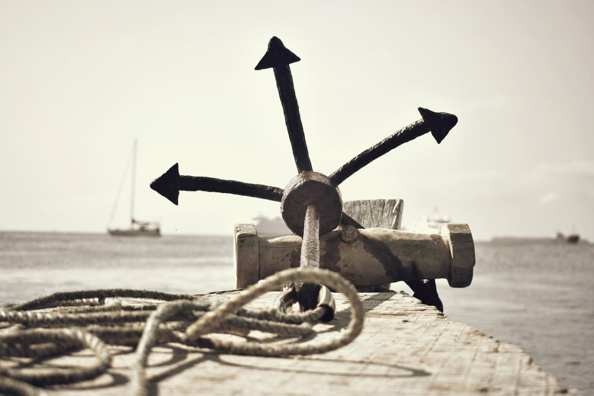 Корабль с гигантским якорем