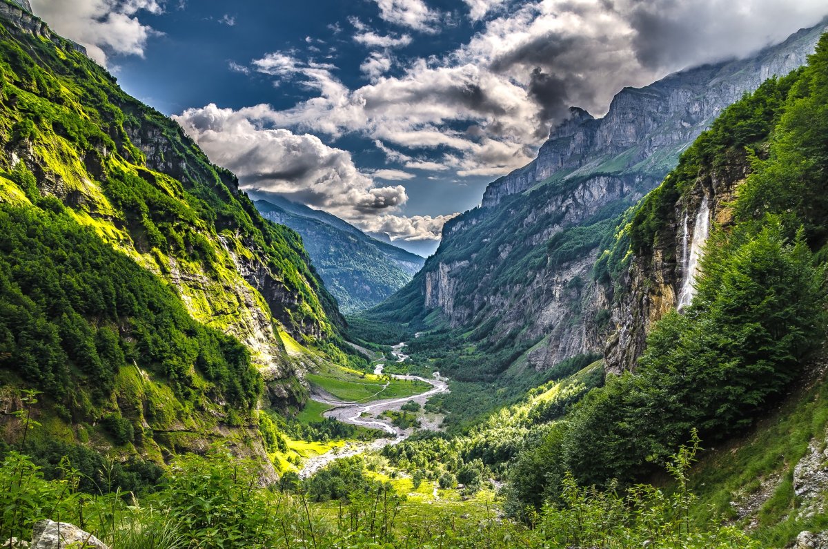 Красивые зеленые пейзажи горы водопад