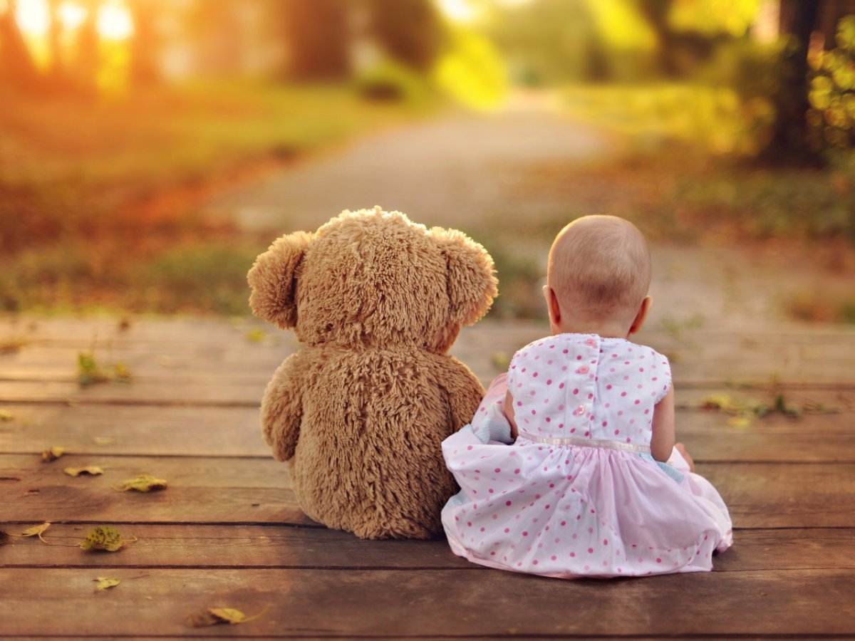 Маленький ребенок со спины