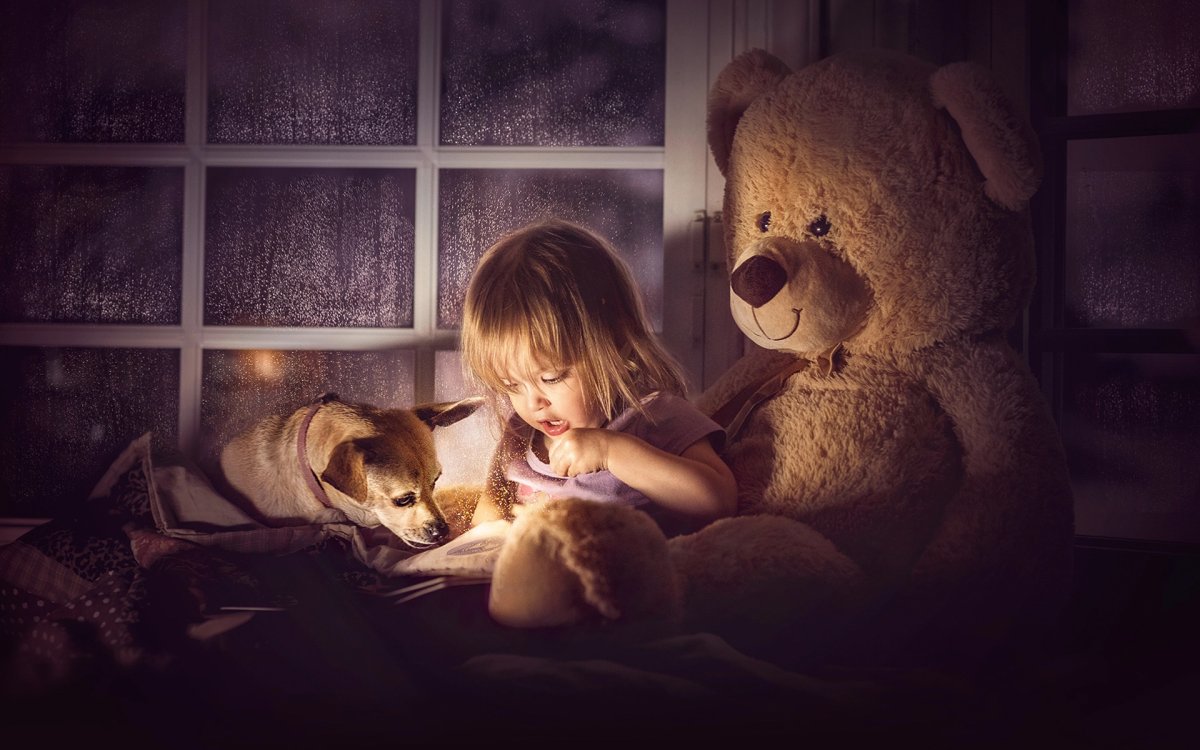 Обнимает игрушку