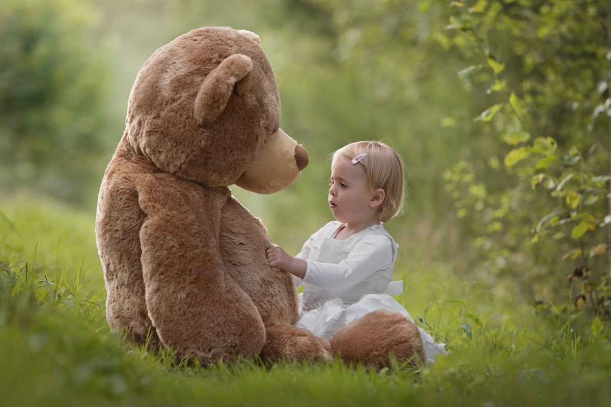 Малыш спит с игрушкой