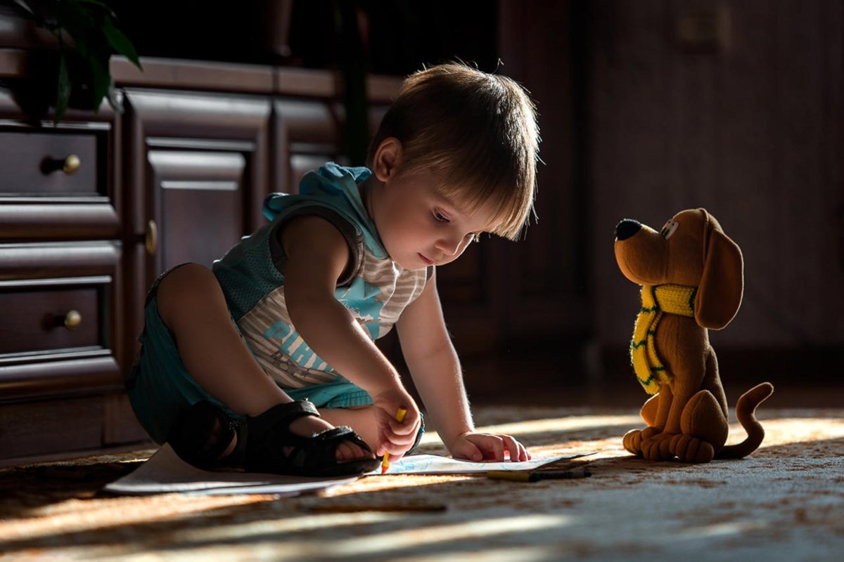 Ребенок спит с игрушкой