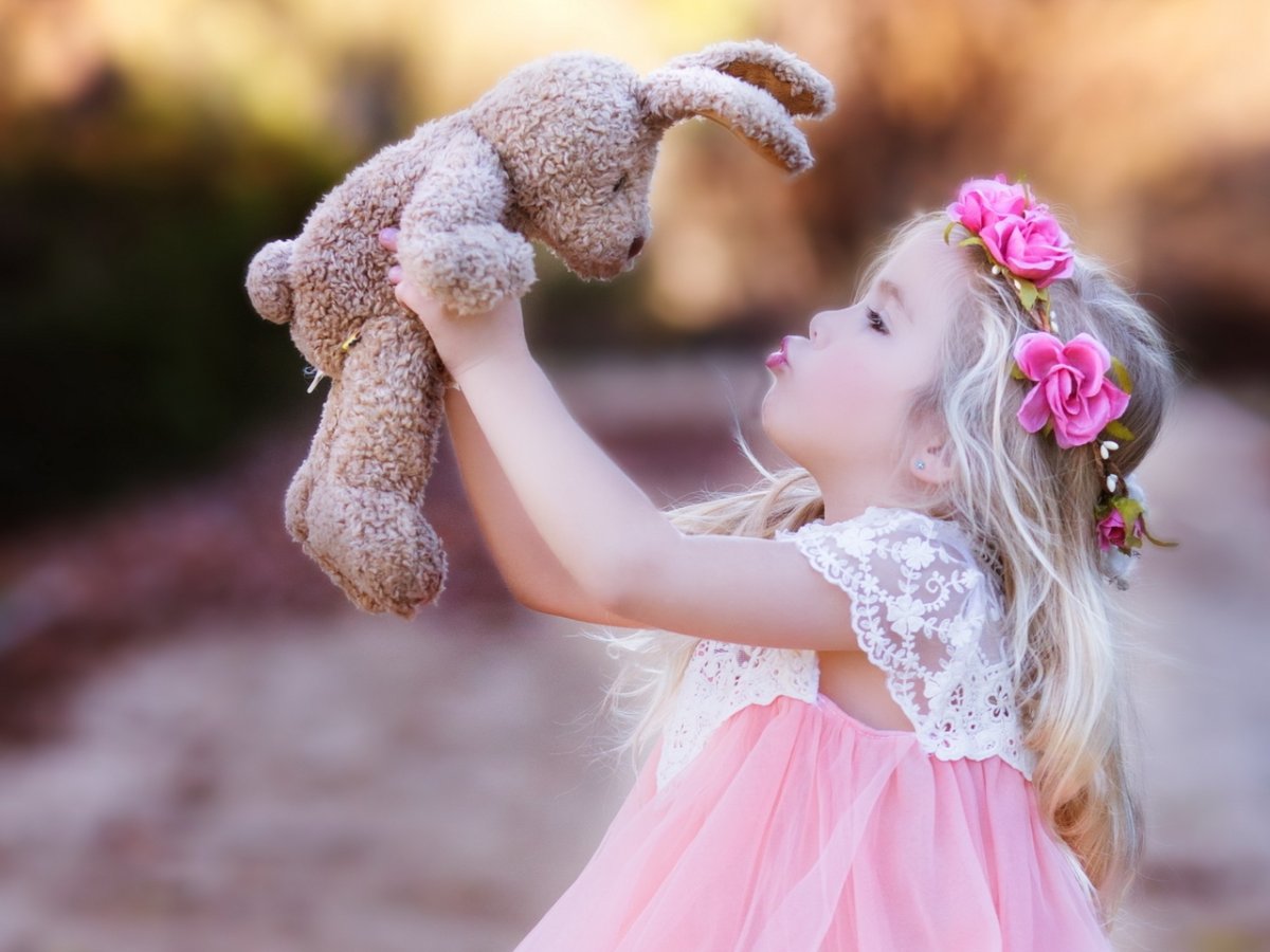 Плюшевый мишка в руках