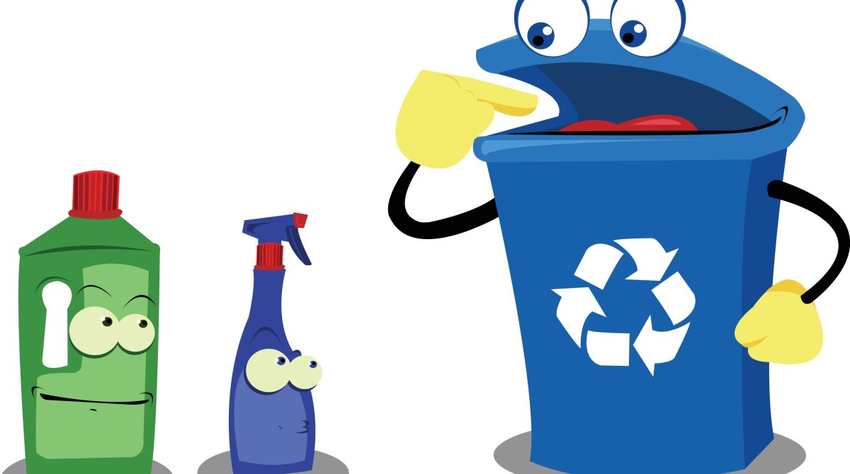 Мусора и бутылка и бумаги и пластик