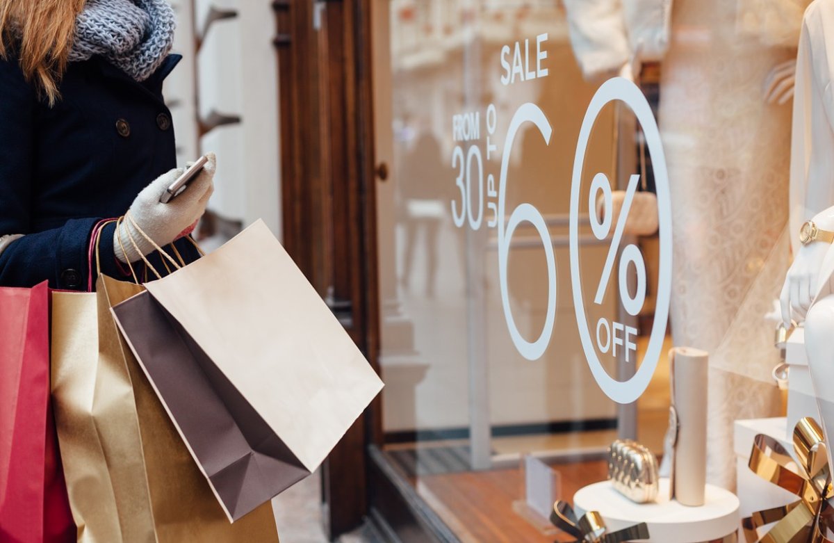 Девушка в брендовых вещах