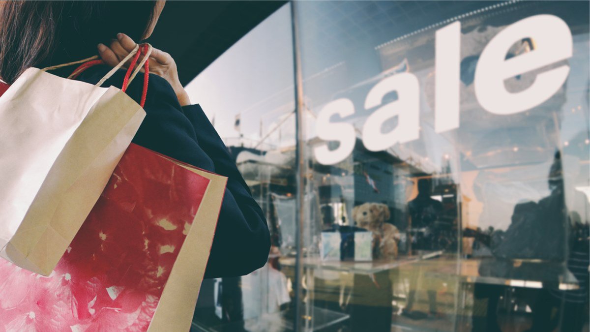 Рисованная девушка с покупками