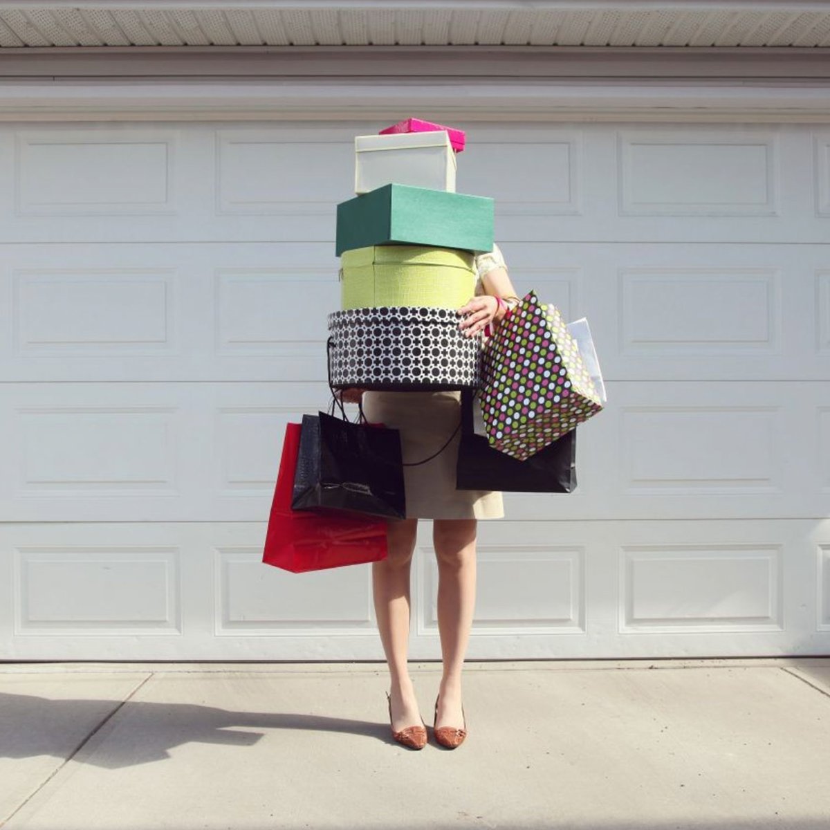 Девушка с сумками шоппинг