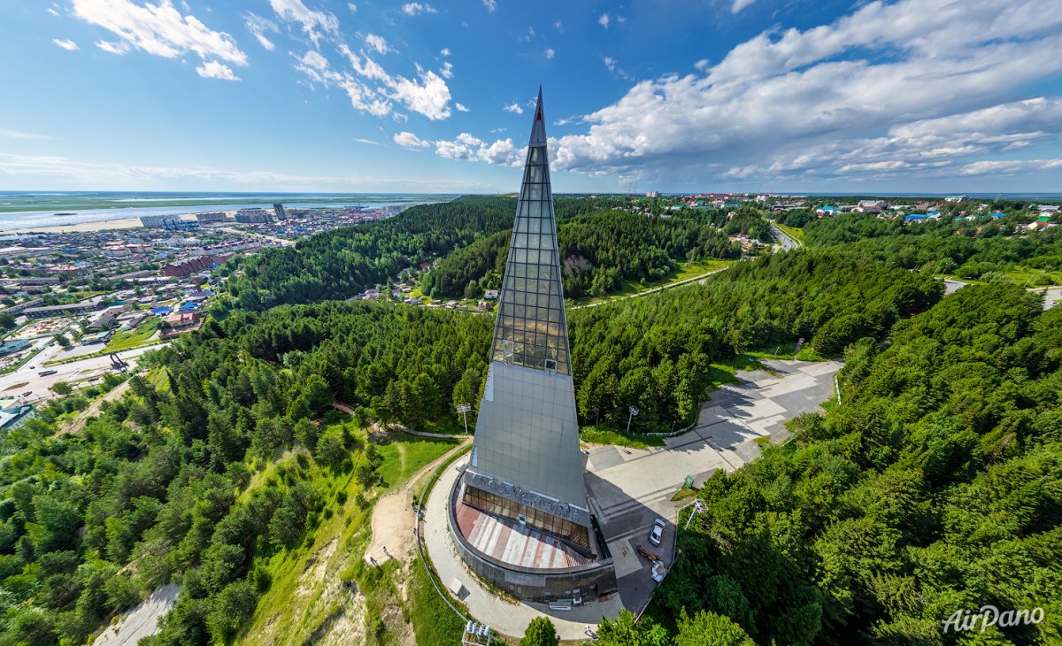 Стелла первооткрывателям земли Югорской Ханты-Мансийск