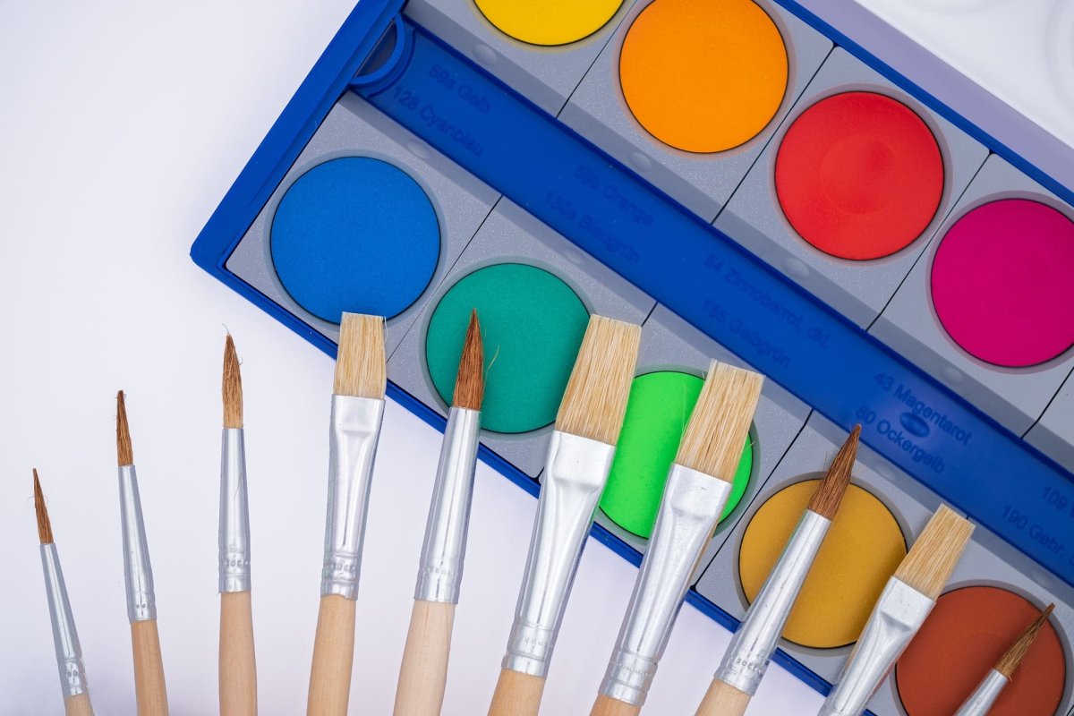 Палитра мольберт кисти
