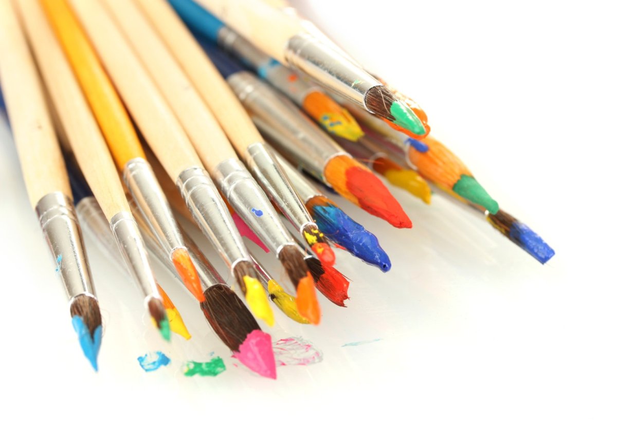 Ребенок с кисточкой и красками